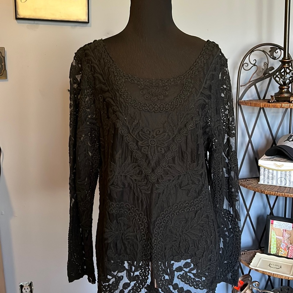 Woman’s lace top
